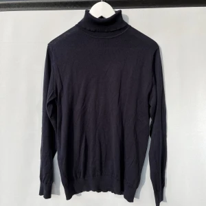 Turtleneck Dressman - Mörkblå turtleneck från Dressmann i pima cotton vilket är mer kvalitativt o mjukt än vanlig bomull. Storlek S Använd fåtal gånger o i mycket fint skick
