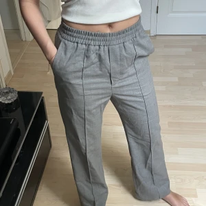 Arket kostymbyxor - Fräscha och moderna kostymbyxor från Arket! Sitter inte prima på mig så därför säljer jag dem🕺🏼🤠🤝🏼