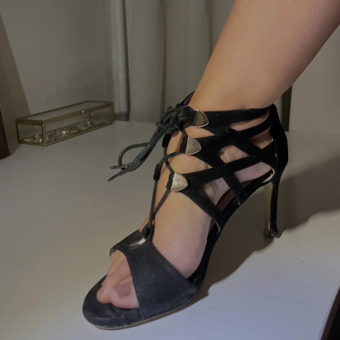 Svarta höga smala klackar