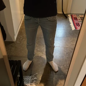 Dondup jeans george - Säljer mina snygga Dondup jeans george i storlek 31. Skick 8/10 och väl omhändertagna. Priset är inte hugget i sten