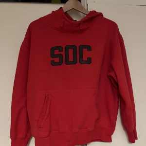 SOC hoodie - en söt oversized SOC hoodie, mysig och perfekt för vintern!