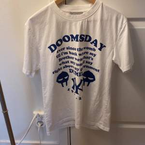 Skit cool tröja med MF DOOP, Unisex! 