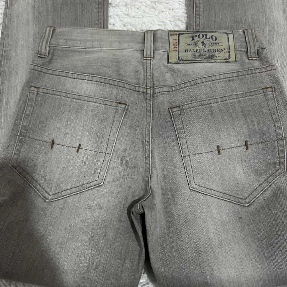 Ralph Lauren jeans, i perfekt skick 💕 Midjan är 70cm och innerbens är 70cm 🩶. Jeans & Byxor.