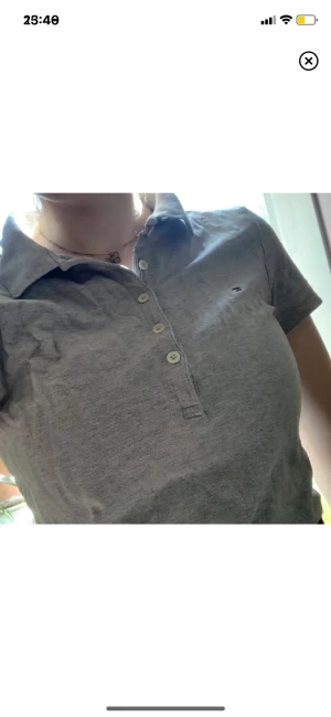 Topp - Tommy hilfiger tröja i mycket bra skick. Står M men skulle säga att den sitter som s.  Kjolen på bild 2 finns i en egen annons. Kom gärna med prisförslag 💙