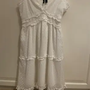 Så fin vit klänning från veromoda, endast testad, dock inga lappar kvar🩷 perfekt till studenten! Stl S🩷