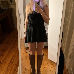 Svart klänning - Så fin klänning från hm
