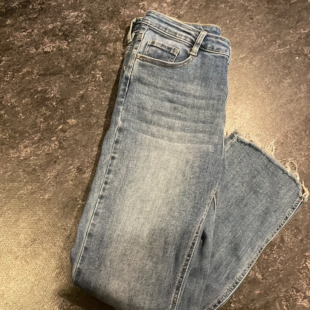 Helt nya jeans andvända 1 gång storlek 36 S/M väldigt fina men passar inte mig.. Jeans & Byxor.