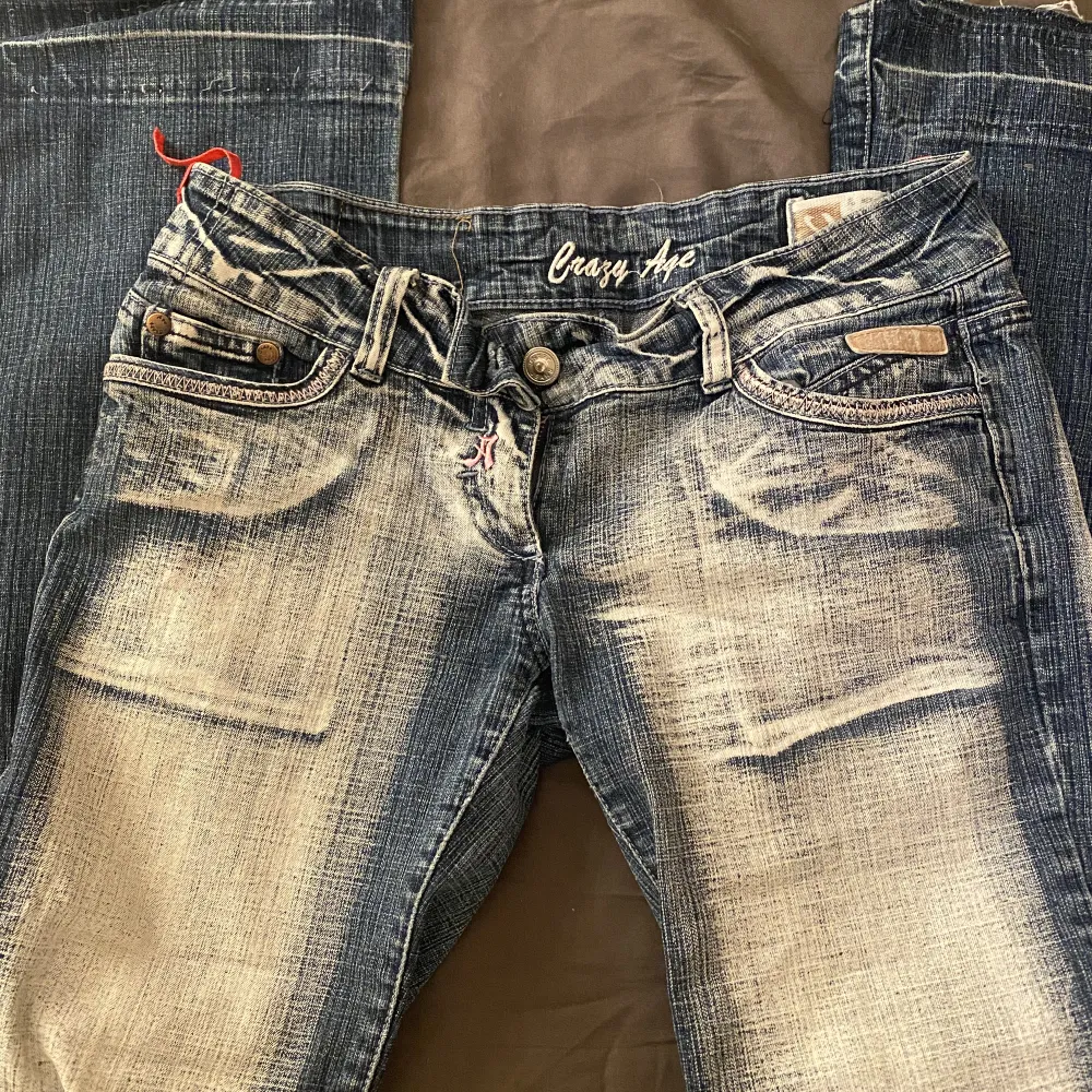 säljer mina jätte snygga crazy age jeans då dom är för små, skriv om ni vill ha midjemått mm❤️ passar de som vanligtvis har xs eller som har korta ben. använd gärna köp nu men skriv innan❤️. Jeans & Byxor.