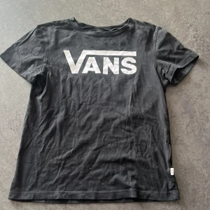 T-shirt VANS - T-shirt med tryck  Svart VANS Storlek: 34/XS  Använd men fint skick!