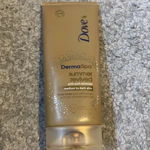 Brun utan sol kräm - Bygger upp en fin brun färg på huden. Anvönd kanske tre gånger. Har rensat mitt rum så finns massa saker i min profil!💕