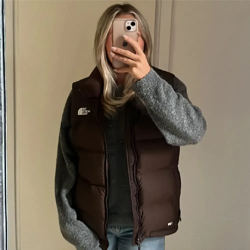 Intressekoll på min äkta bruna north face väst💗 inte lätt att få tag på, storlek M men passar mig som brukar ha S också! Köpt för ca 2000kr 2020💘 lånad första bild. Jackor.