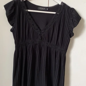 Topp med spetsdetaljer - Jättefin topp aldrig använd❤️