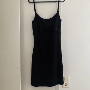 Klänning - Den lilla svarta, transparant glittig kant under brösten