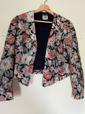 Kavaj - Blommig kavaj 