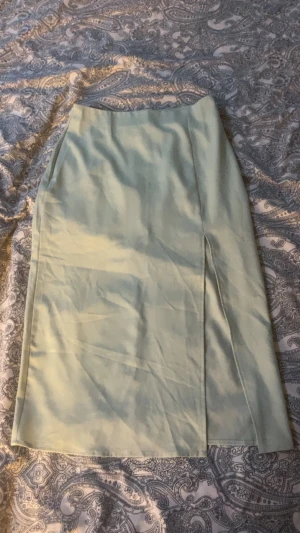 Kjol - Jätte fin kjol med slits från shein i storlek S