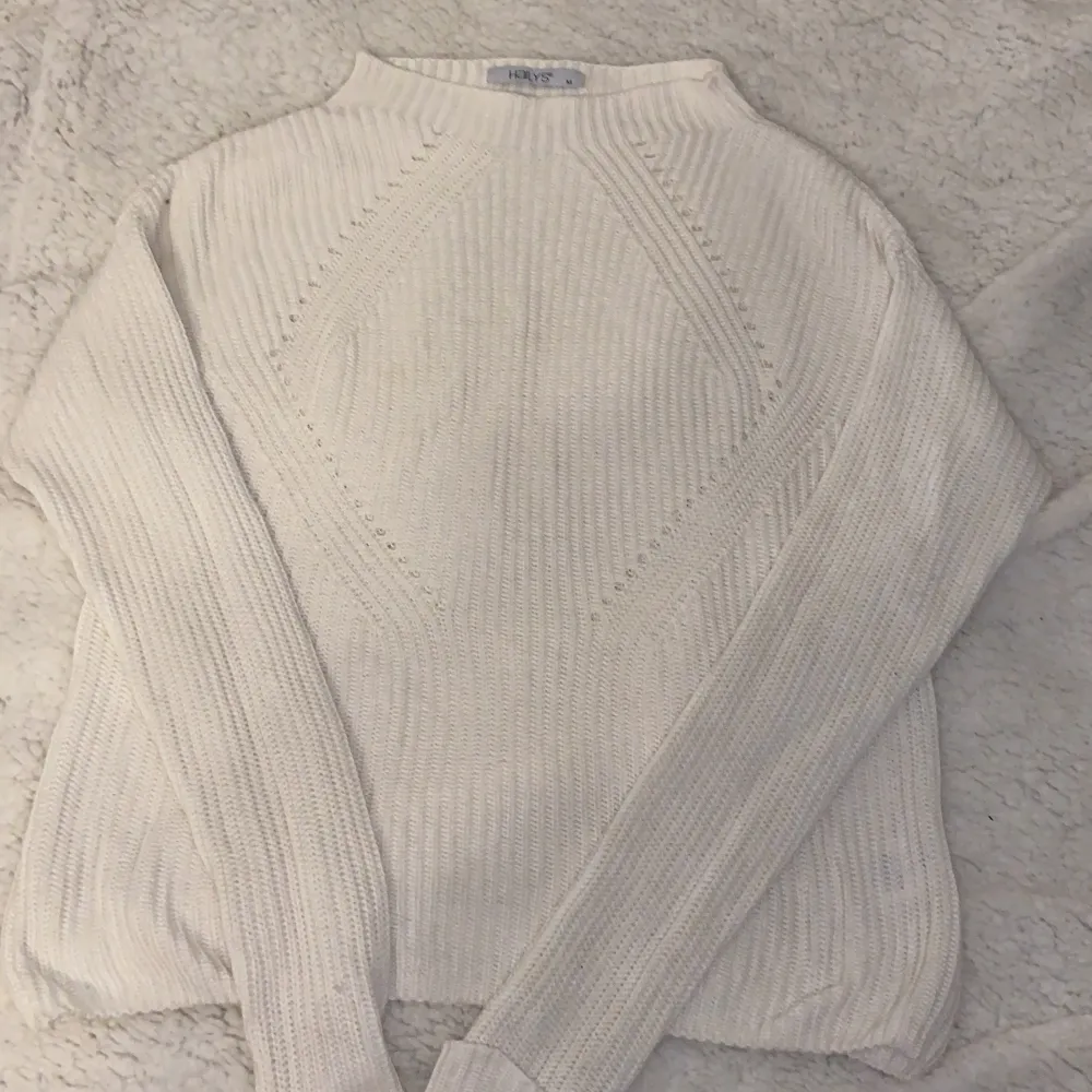 Skön vit/beige stickad tröja, fin för hösten! Den är i bra skick och bara använts typ 2 gånger, säljer pga jag inte använder den! Storlek M. Stickat.