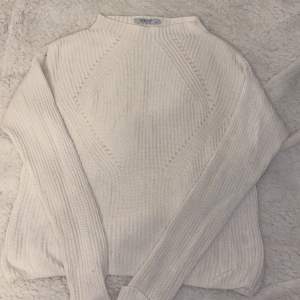 Skön vit/beige stickad tröja, fin för hösten! Den är i bra skick och bara använts typ 2 gånger, säljer pga jag inte använder den! Storlek M
