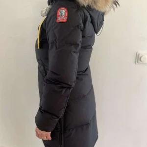 Parajumper longbear  - Säljer min fina parajumper då jag köpt en ny vinterjacka, som ny skick! Pris kan diskuteras vid snabb affär 💕