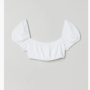 Kort off shoulder-topp - En kort topp i mjuk trikå. Toppen har kort puffärm som kan bäras både över och under axeln. Smala, klädda resårkanter. Pyttelite missfärgning annars i väldigt bra skick😊