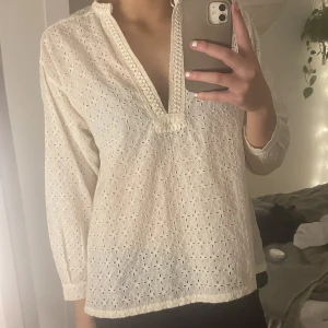 Vit/beige blus  - Blus från zara, storlek xs men stor i storleken, brukar ha s/m