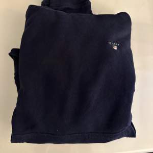 mörkblå hoodie från gant i storlek XS