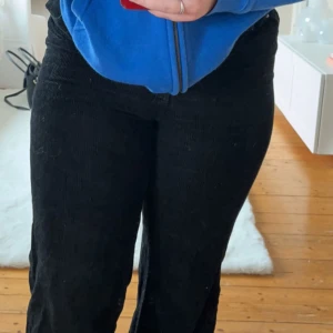 Manchester byxor  - Jättefina svarta Manchester byxor 💞 Var mina favoriter men tyvärr passar dom inte längre 