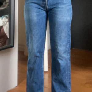Ett par snygga blåa mid/low waist jeans 501 från Levi’s. Dom har en liten bläck fläck på en av fickorna. Jag är 163 cm.