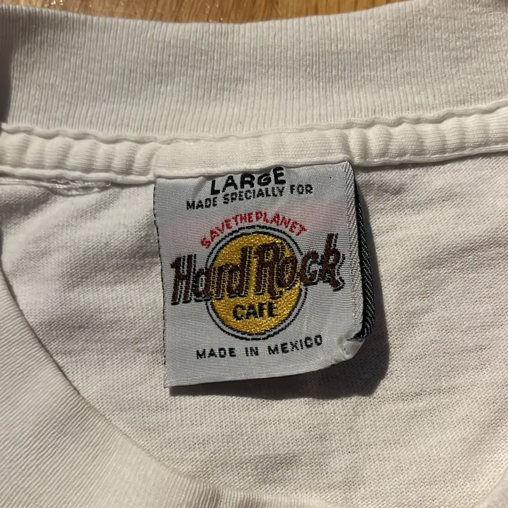 Hard rock café t-shirt med tryck på bröstet och ryggen. Storlek: L Fit: baggy/boxy. T-shirts.
