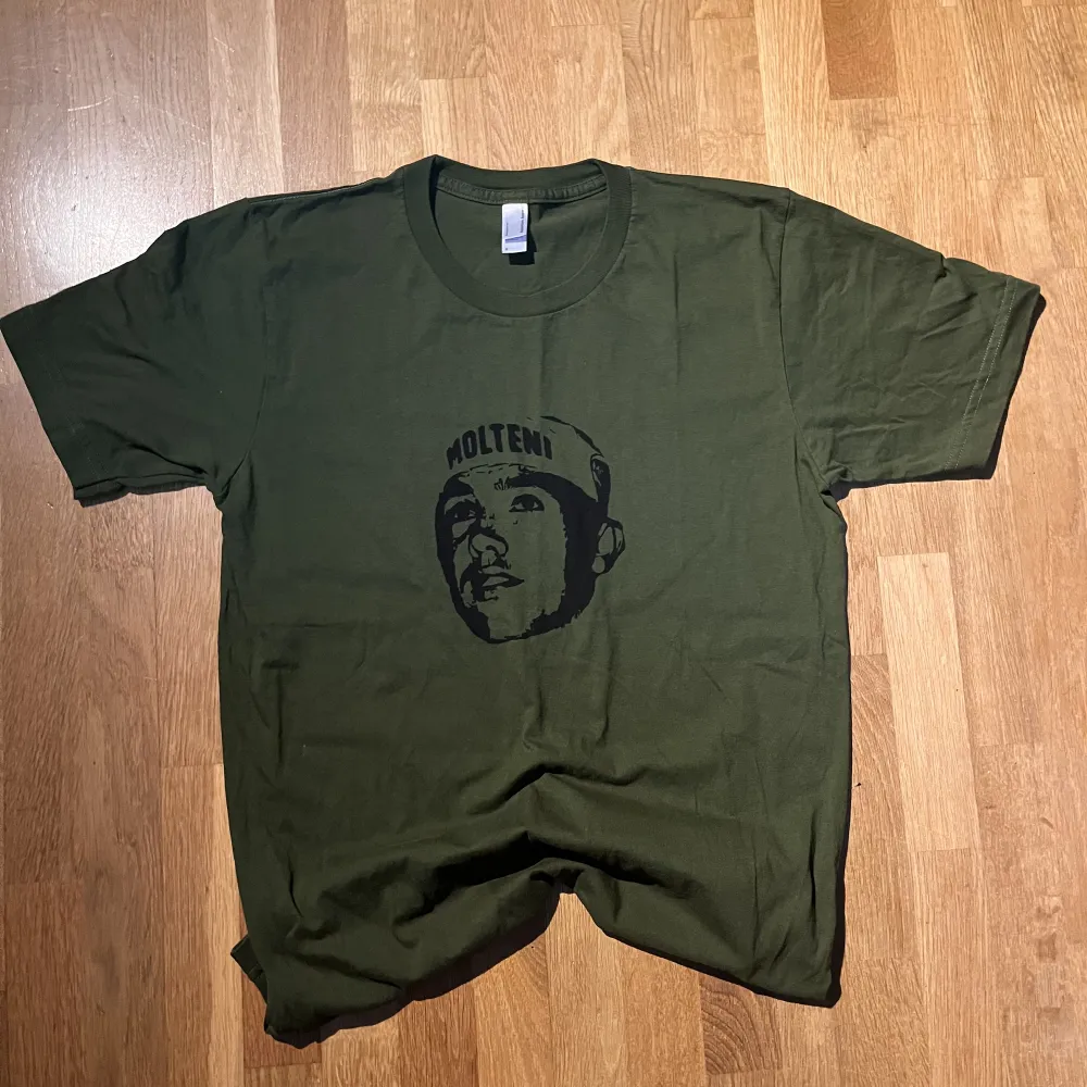 Grön American apparel t-shirt med tryck. Storlek:S. T-shirts.