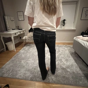 Lågmidjade jeans - Säljer dessa jättesnygga  bootcut jeans från Lee, lågmidjade och köpta här på plick men var tyvärr för stora! Storlek 29/31 men passar 26/31