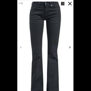 Lågmidjade jeans  - Svarta super fina lågmidjade bootcut jeans. Säljer då dem är för stora för mig tyvvär❤️