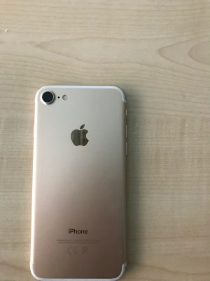 iPhone 7 - iPhone 7 med 32 GB. Guldfärgat. IOS 15.7.9. Har 80 % batterihälsa Funkar utan problem,har skärmskydd på den men den har liten spricka som man inte känner och knappt ser. 