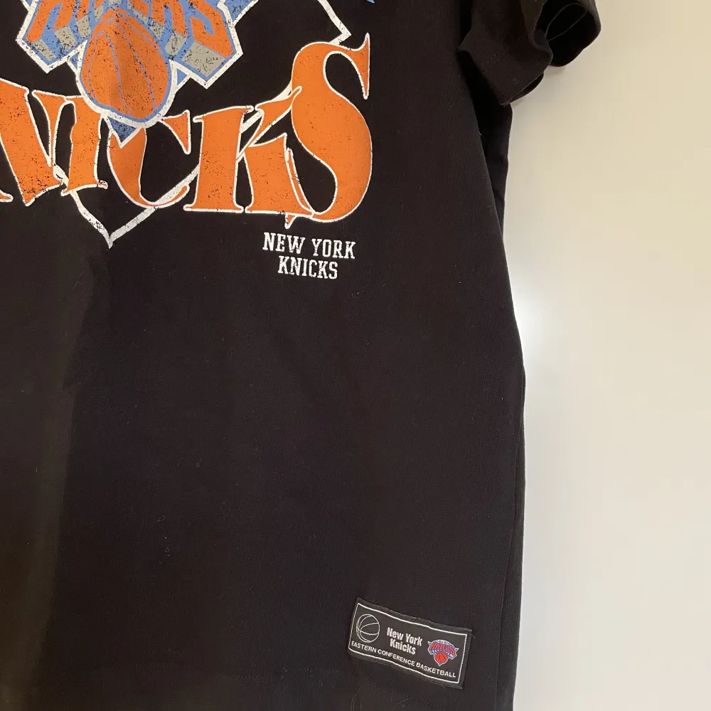 Oanvänd New York Knicks t-shirt storlek S i jättefin kraftig bomullskvslitet. Köpt i London.. T-shirts.
