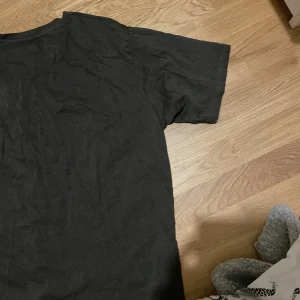 Svart basic t-shirt - T-shirt som inte kommer till användning längre🤍