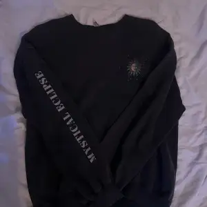 Fin tjock tröja med text på armen❤️ Bra kvalite Säljer för att jag inte gillar den mer🤍 Vet inte vad märket är tyvärr