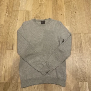 Oscar Jacobson tröja - Oscar Jacobson tröja i 100% Merino ull, storlek s, jag är 178 cm lång och väger runt 70 kg, jag tycker att den ör för tajt men de är från person till person. Mitt pris 600 kan gå ner i pris vid snabb affär.  Färg beige brun