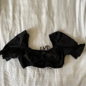 Svart topp - Bra skick men kommer inte till användning längre tyvärr. Säljer mycket kläder nu då jag rensar min garderob🤍✨⭐️