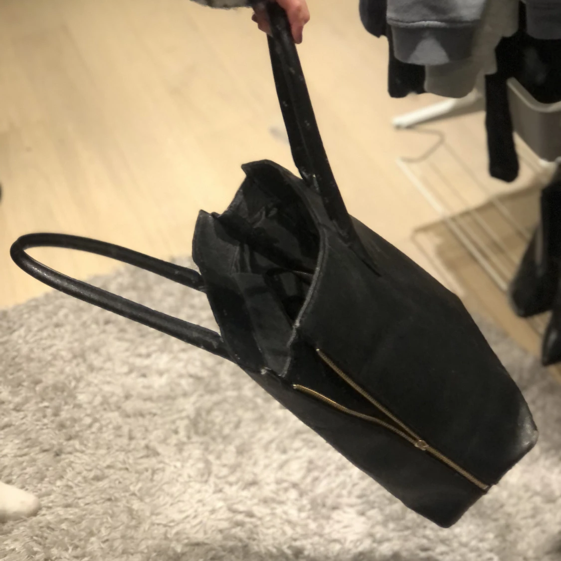 Svart stor väska me gulddetaljer - 91