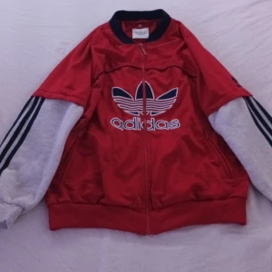 Adidas jacka - Säljer den virala adidas jackan som jag sett lite överallt på bilder på tiktok och pinterest. Säljer då den inte kommer till användning längre. I nyskick! Pris går att diskuteras :)