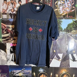 Vintage T-shirt  - Perfekt för dig som älskar hockey och kananda! Dm vid frågor:)