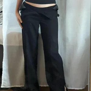 Kostymbyxor - Säljer dessa snygga kostymbyxor då de är för tajta i midjan. Har vikt ner dem på bilden❤️ De är i barnstorlek men sitter okej på mig som vanligtvis har xs-x. (förutom midjan) 