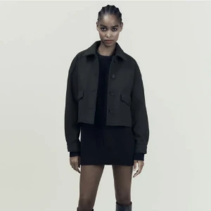 Zara kappa - Säljer en ny zara kappa som inte säljs längre på zara, använd 1 gång ute, mörkgrön färg & i storlek M dvs passar perfekt med hoodies under! Inga defekter eller liknande. 