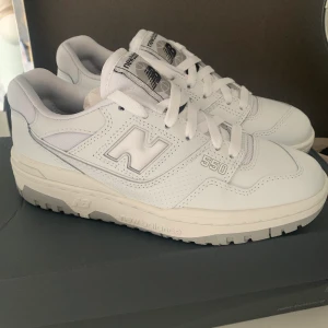 New Balance 550 - Helt oanvända New Balance 550 skor. Säljer för att dem var för små. Kommer i orginalförpackning✨