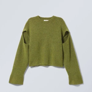 Stickad tröja  - Stickad tröja från Weekday i storlek xs, men är mer som S. Tröjan har Cut out detaljer vid ärmarna. Gjord i b.la ull så den är väldigt varm 