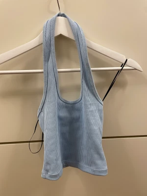 Blå halterneck - Fin ribbad halternecktopp från hm. Superfin och aldrig använt!