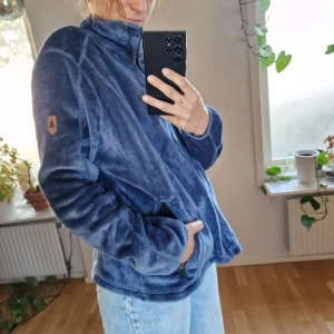 Outdoor tröja - Supermysig tröja i fluffigt tyg både insida och utsida.