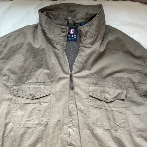 Chaps jacka - En stilig jacka av märket Chaps. Den är av bra material och väldigt bekväm, perfekt nu till hösten. Snygg färg och passform. Den är storlek XL men sitter normalt och bra på mig som har storlek M/L. Läs min bio. Dm för frågor och vid intresse.