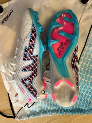 Fotbollsskor  - Ny pris 2600kr  Storlek 41 Helt oanvända!