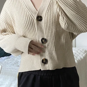 Cardigan - Säljer denna fina då den inte används längre. Väldigt varm och skön. Använd ett antal ggr men fint skick.  Nypris: 299kr