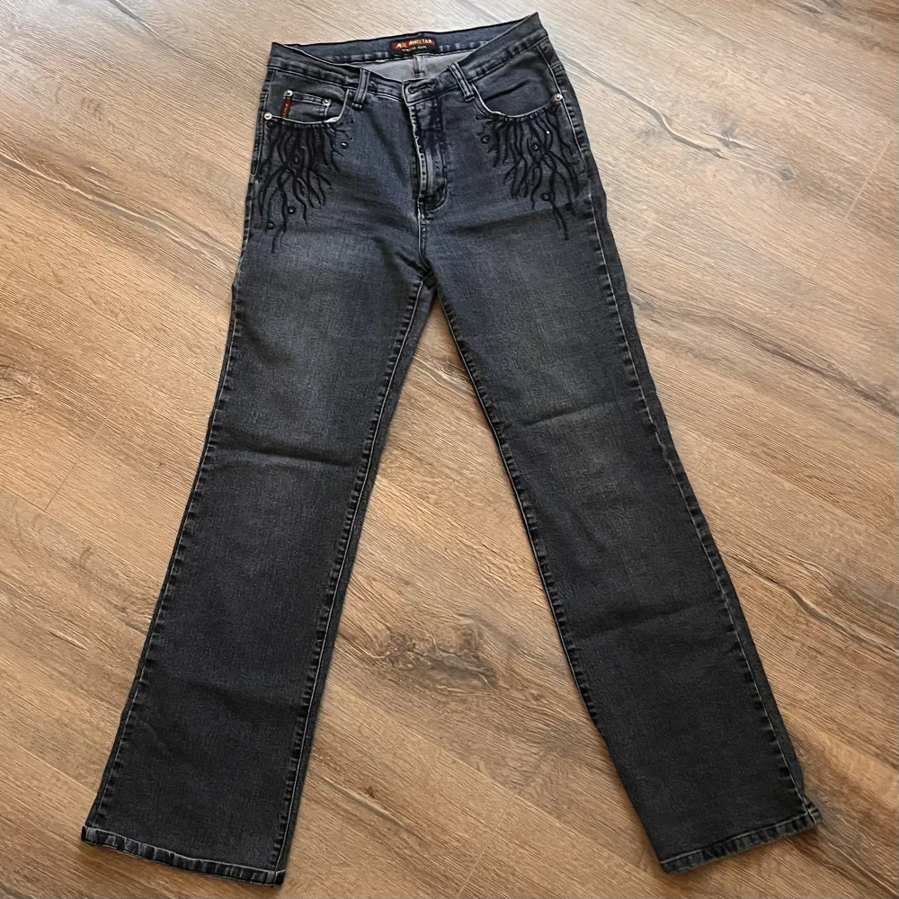 Säljer gulligaste jeansen med coolaste svarta applickationerna!💖 Köpta på humana ca 2 år sen men knappast använda pga längden☺️ Fågor kring mått eller flera bilder är det bara att skriva privat🫶🌟. Jeans & Byxor.